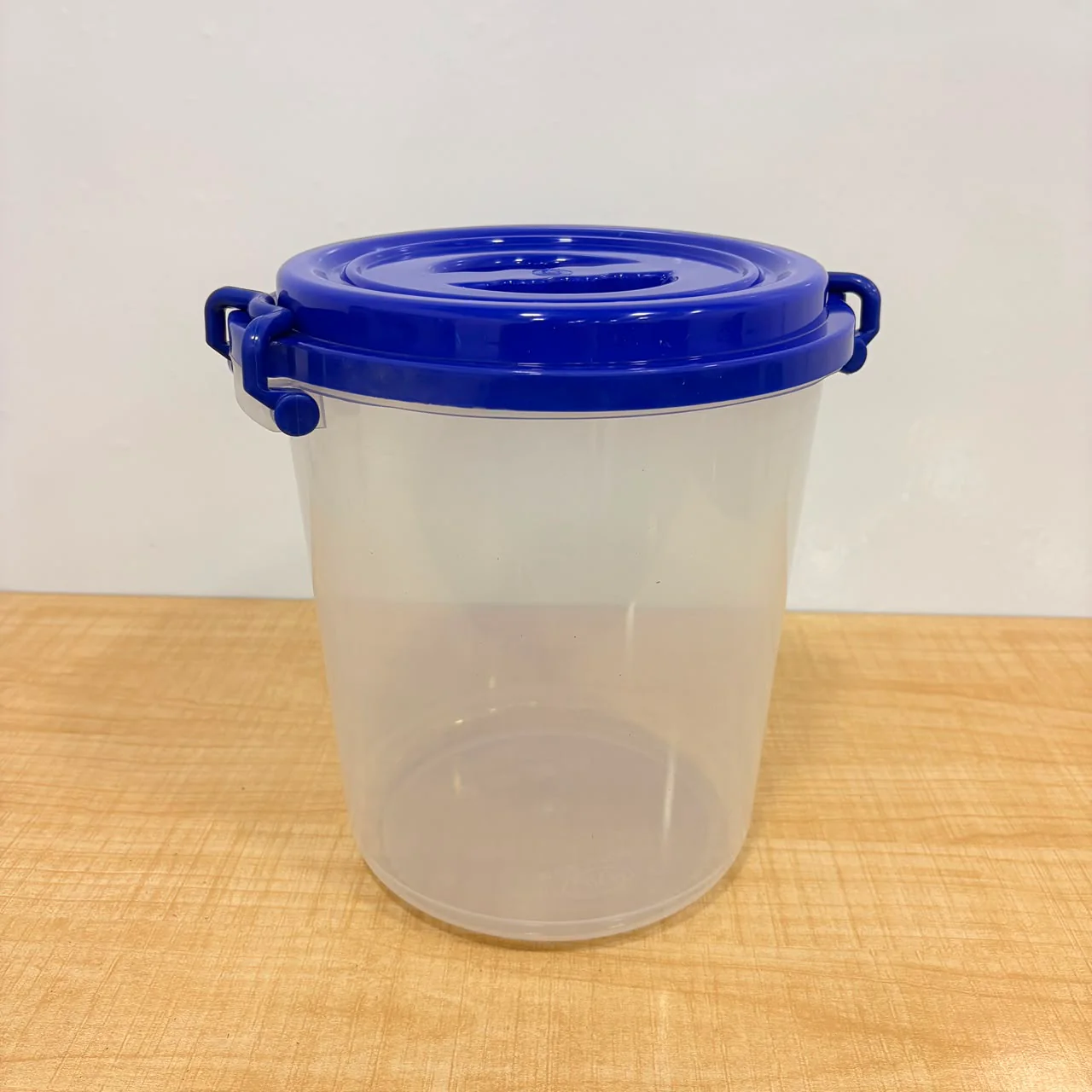 A06558 Round Lock & Lock Plain Plastic Container with Lid - 7500ml - Image 2
