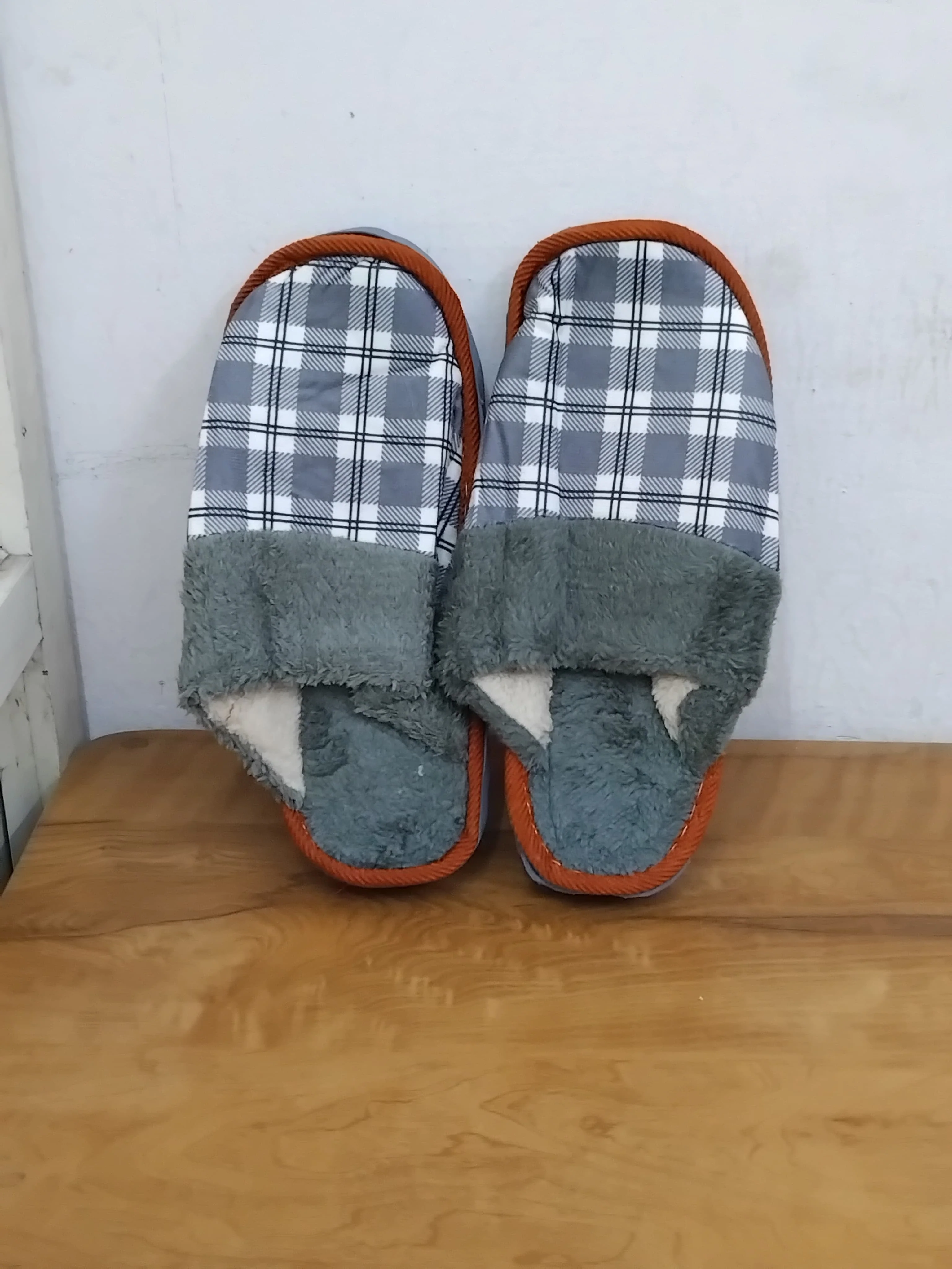 AM2432 Soft winter Slippers Men & Women - Size-42, 43 (Multicolour) - Image 3