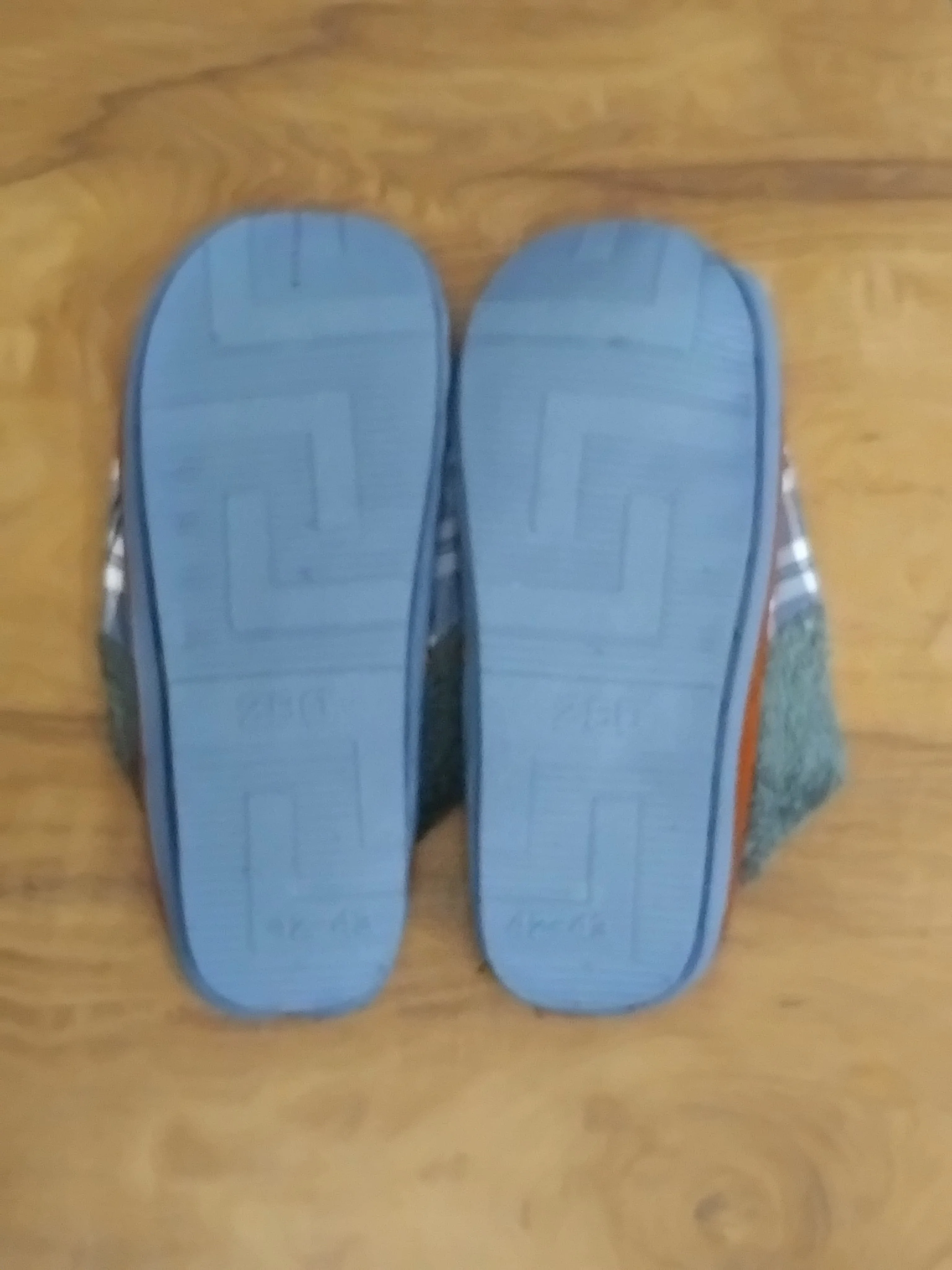 AM2432 Soft winter Slippers Men & Women - Size-42, 43 (Multicolour) - Image 4