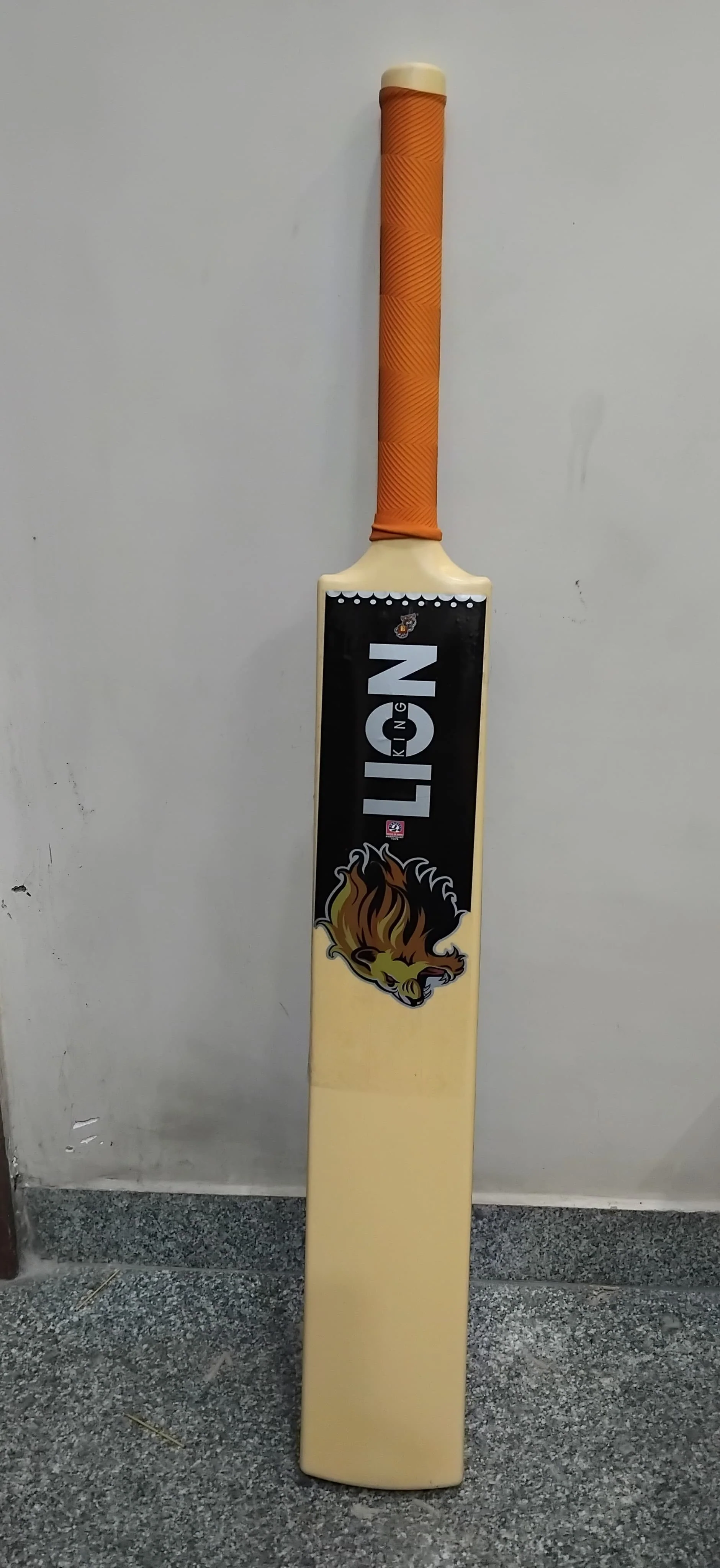 AM2882 Paramount Toys Lion King Plastic Cricket Bat Big - Image 4