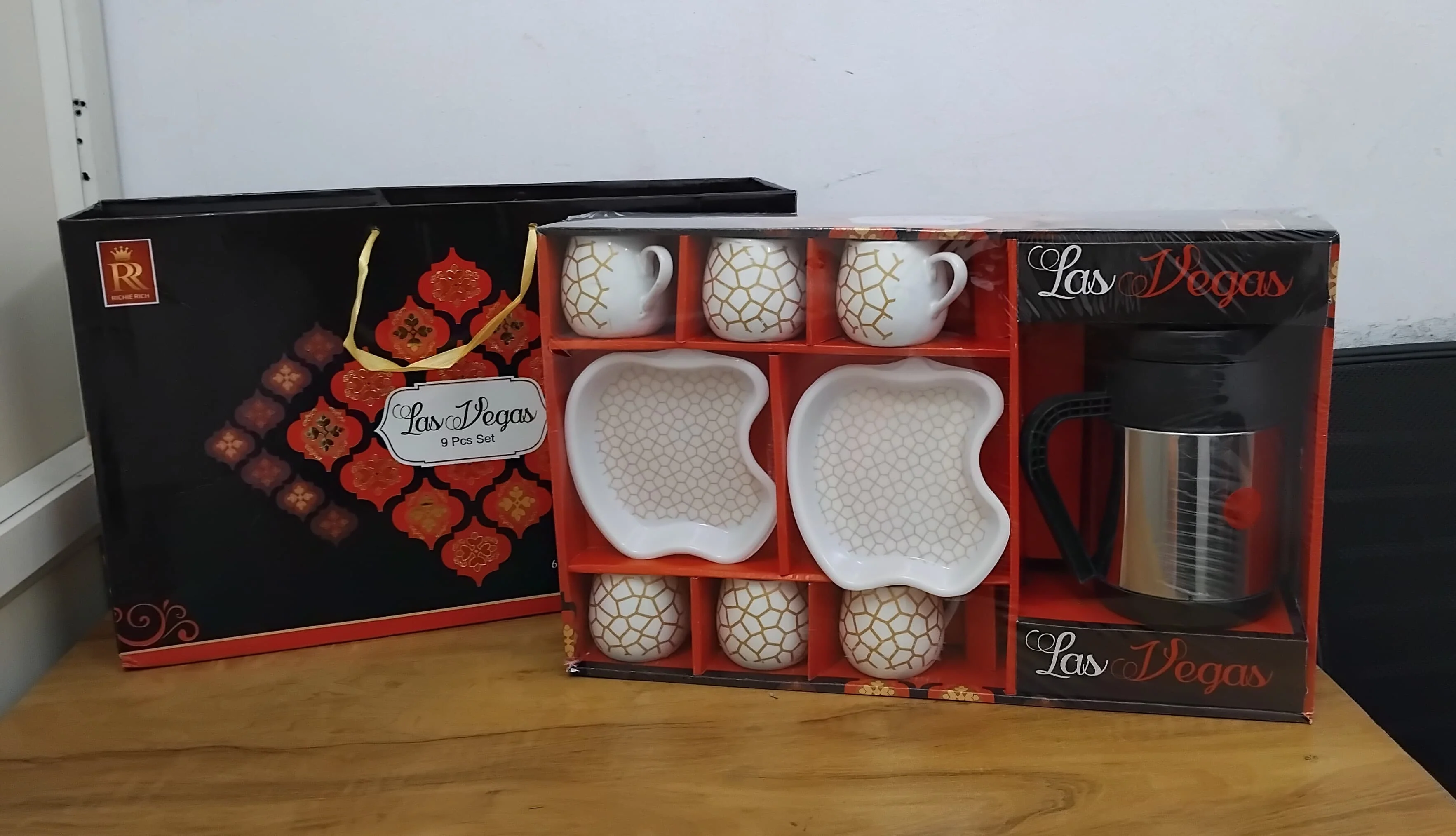 AM3084 Las Vegas Set Ceramic 6 Piece Mug, Plastic 2 Piece Platter & 1 Piece Kettle Set Of 9 Piece - Image 4