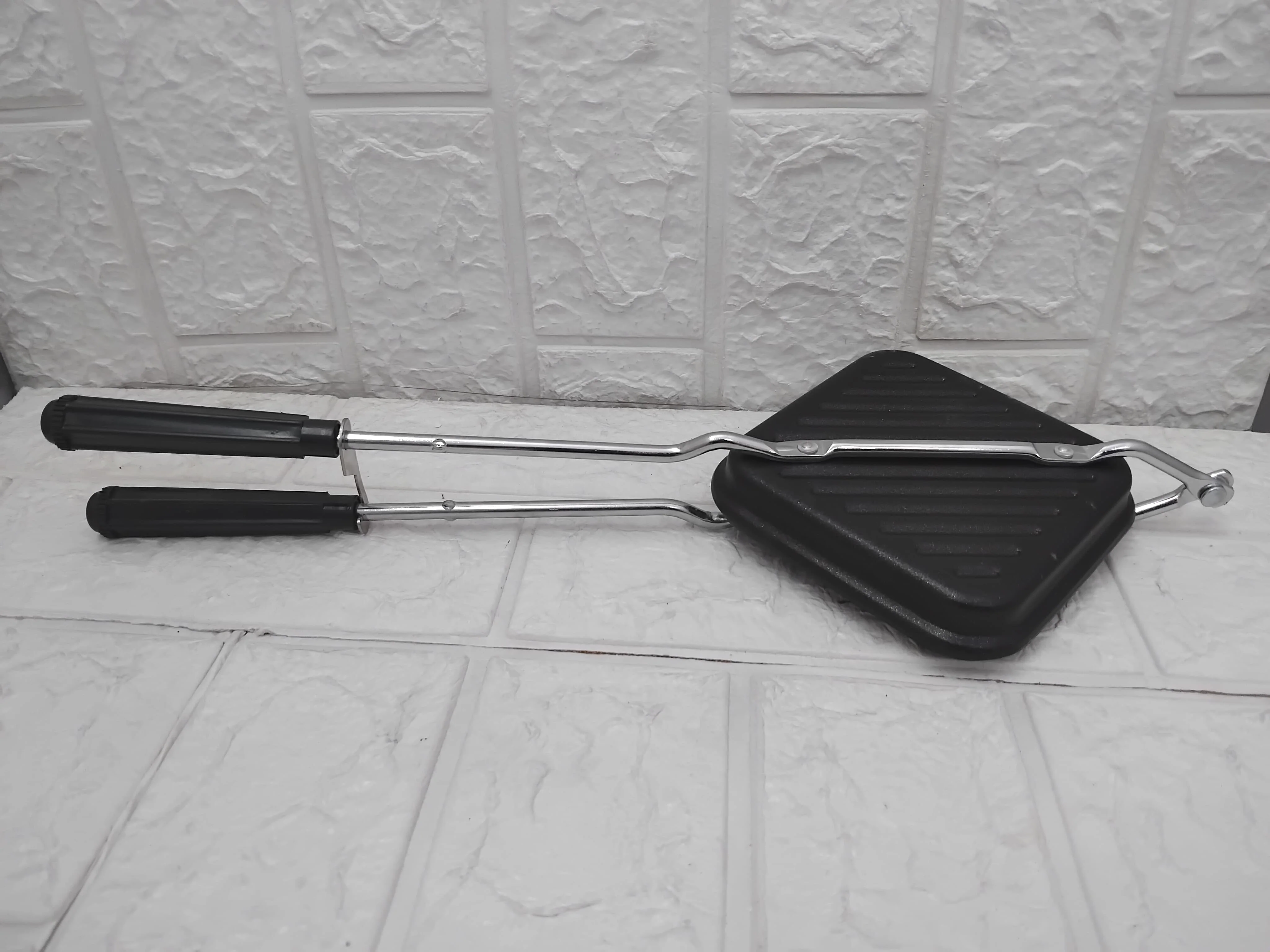 AM3583 Toster Black Grill Wire Handle Sandwich Maker - Image 10