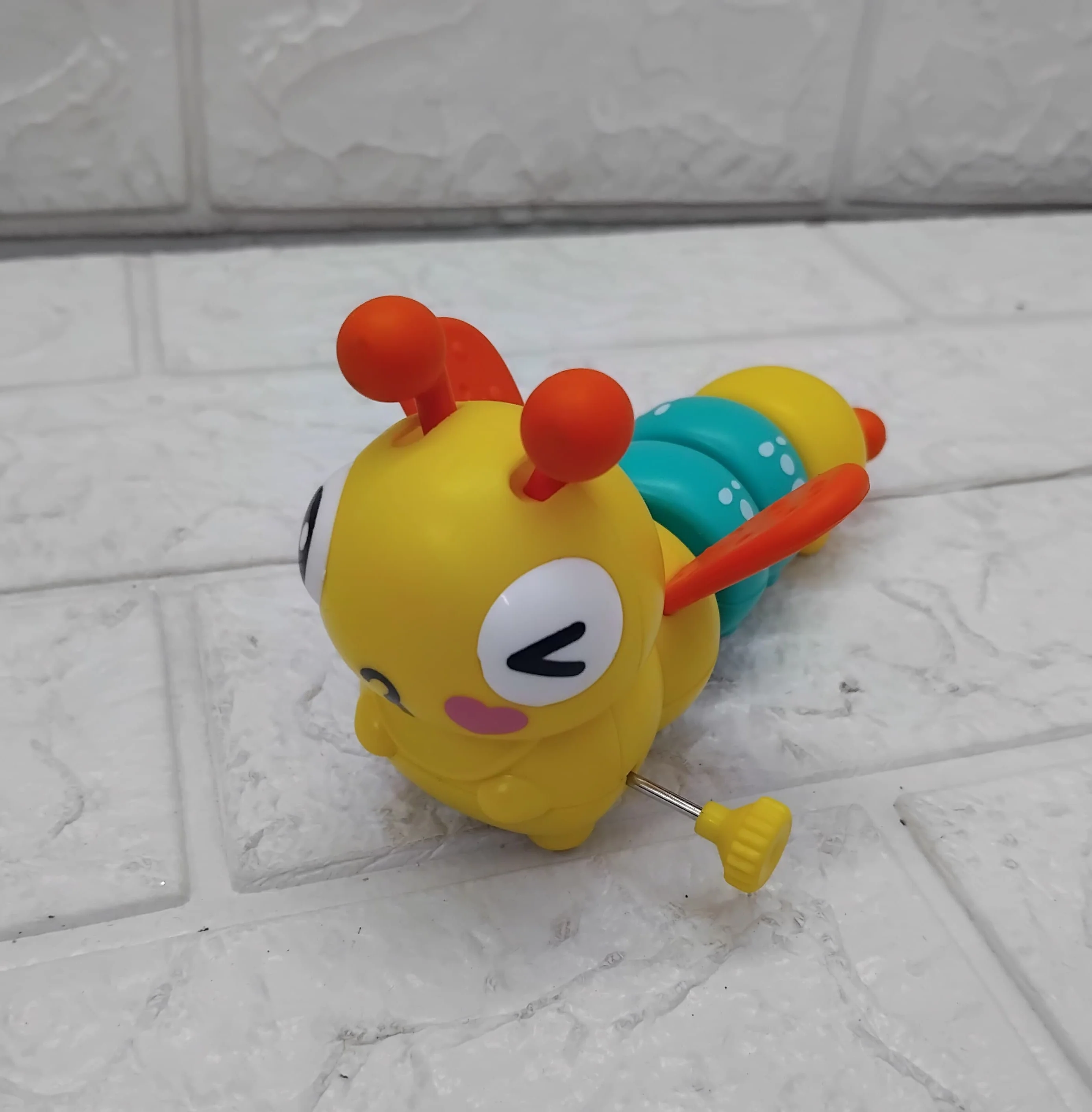 AM3596 Wiggle Wings Animated Bee Clockwork Spring Plush Toy 1 Pcs - Image 6