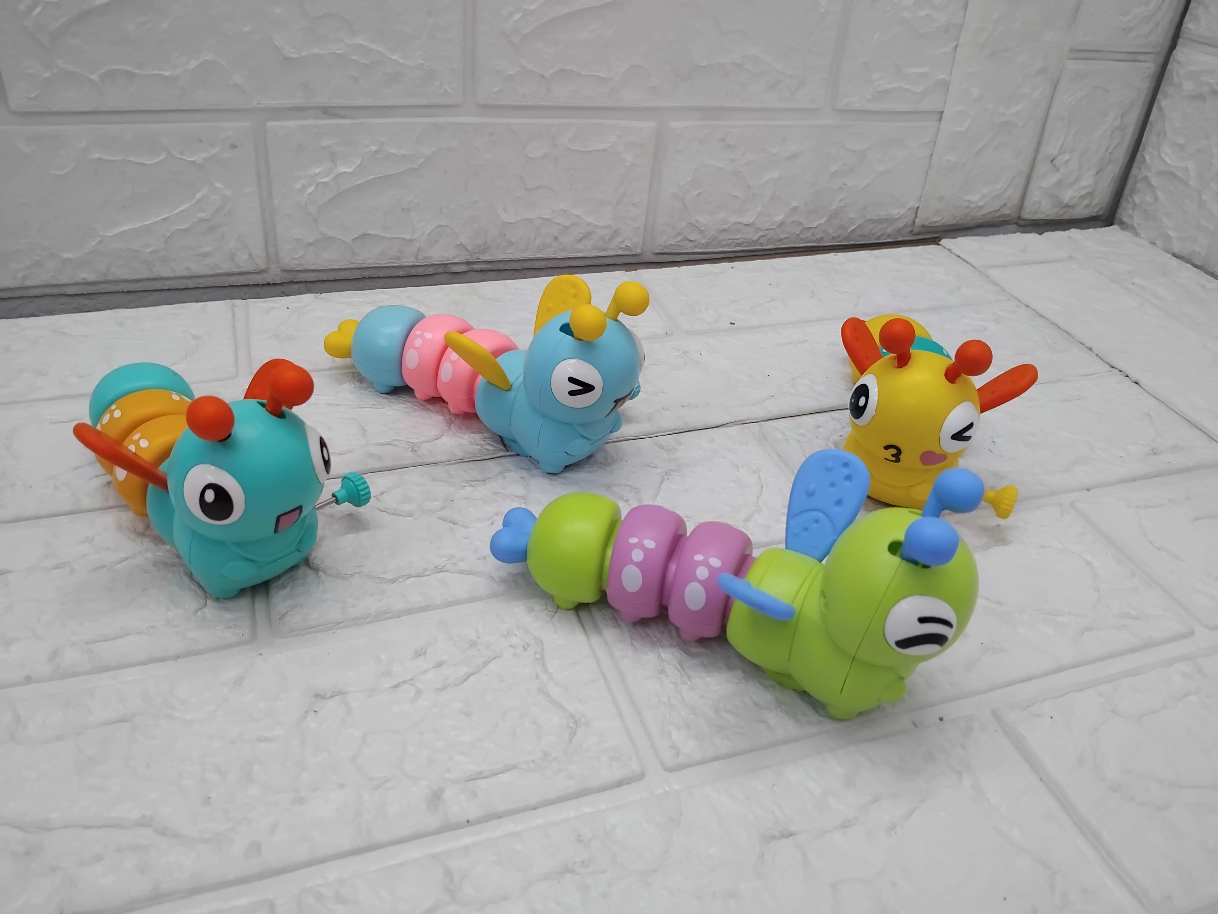 AM3596 Wiggle Wings Animated Bee Clockwork Spring Plush Toy 1 Pcs - Image 8