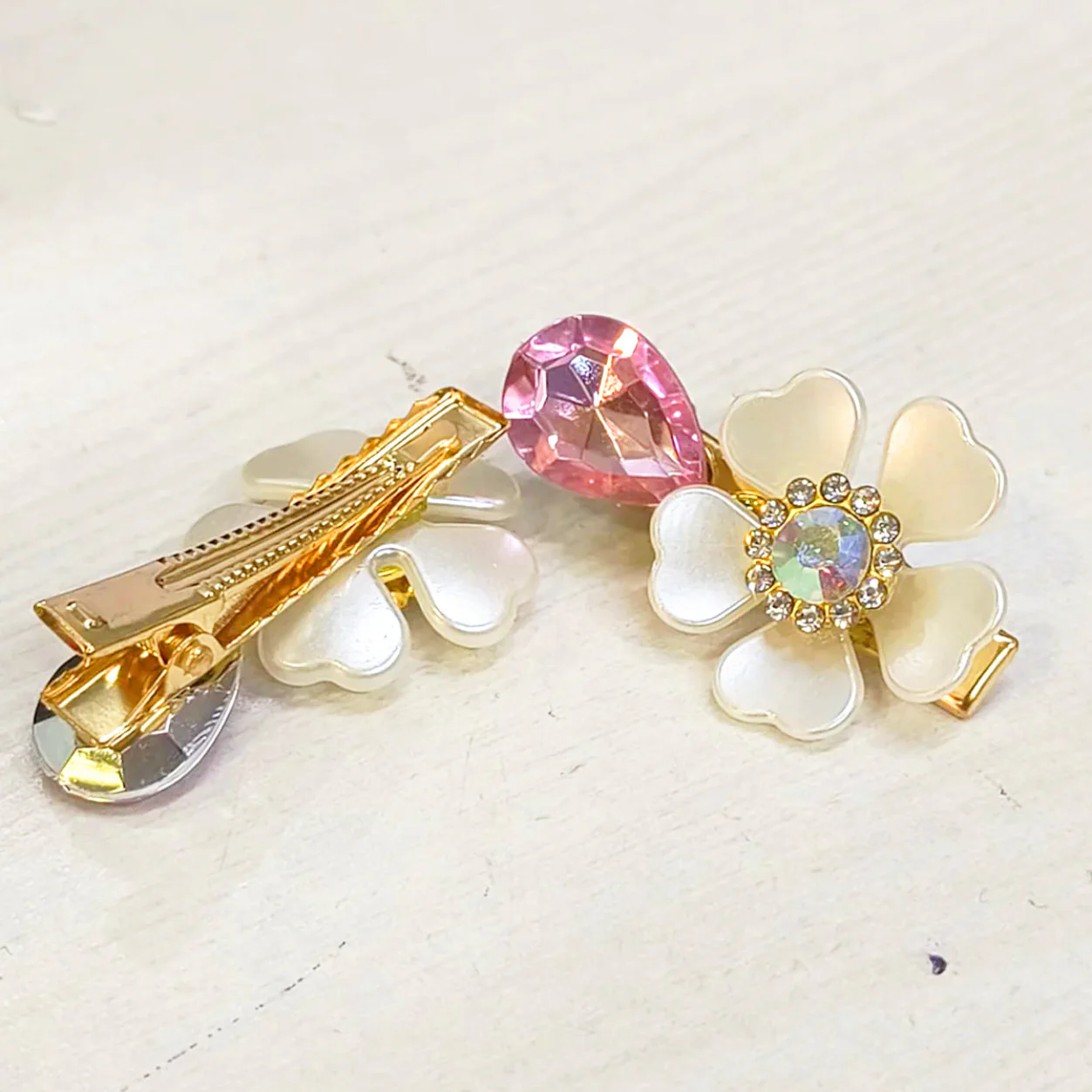 AM5427 Small Hair clips with Flower and Dimond Design (Pack of 1 Pair) - Image 2