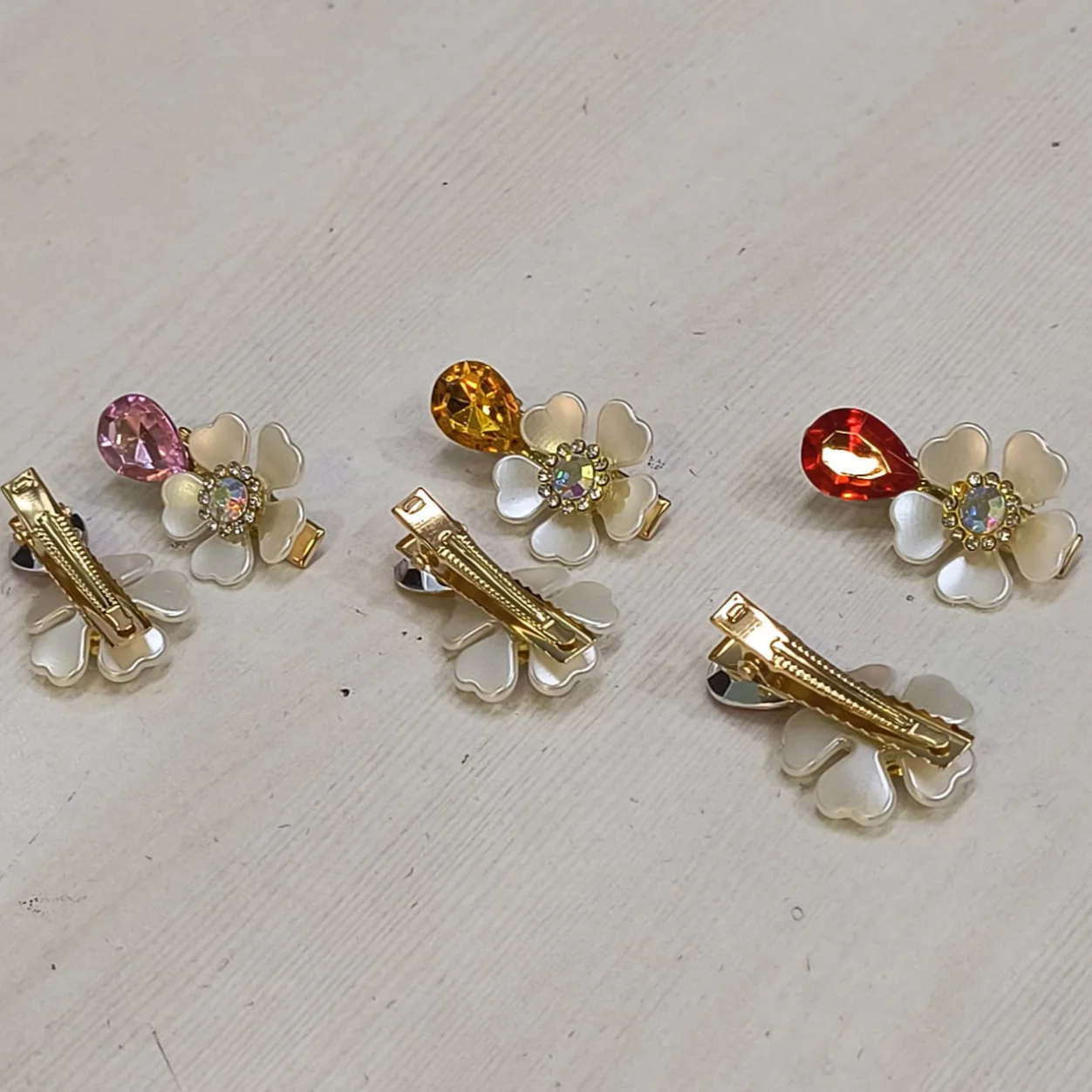 AM5427 Small Hair clips with Flower and Dimond Design (Pack of 1 Pair) - Image 3