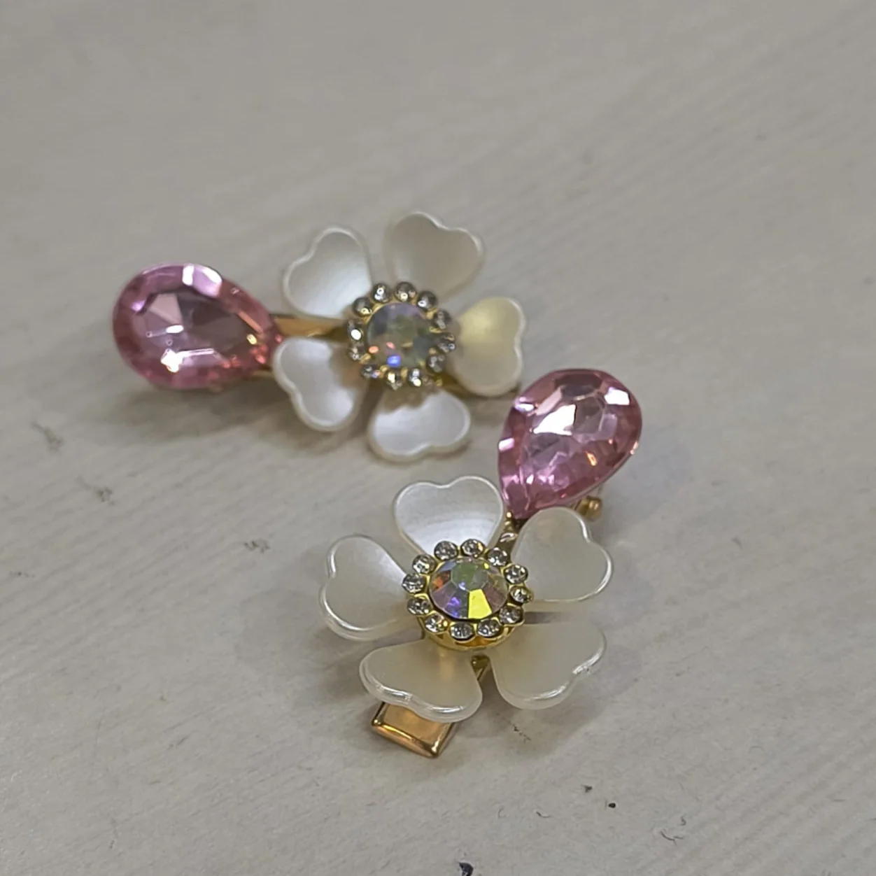 AM5427 Small Hair clips with Flower and Dimond Design (Pack of 1 Pair) - Image 6
