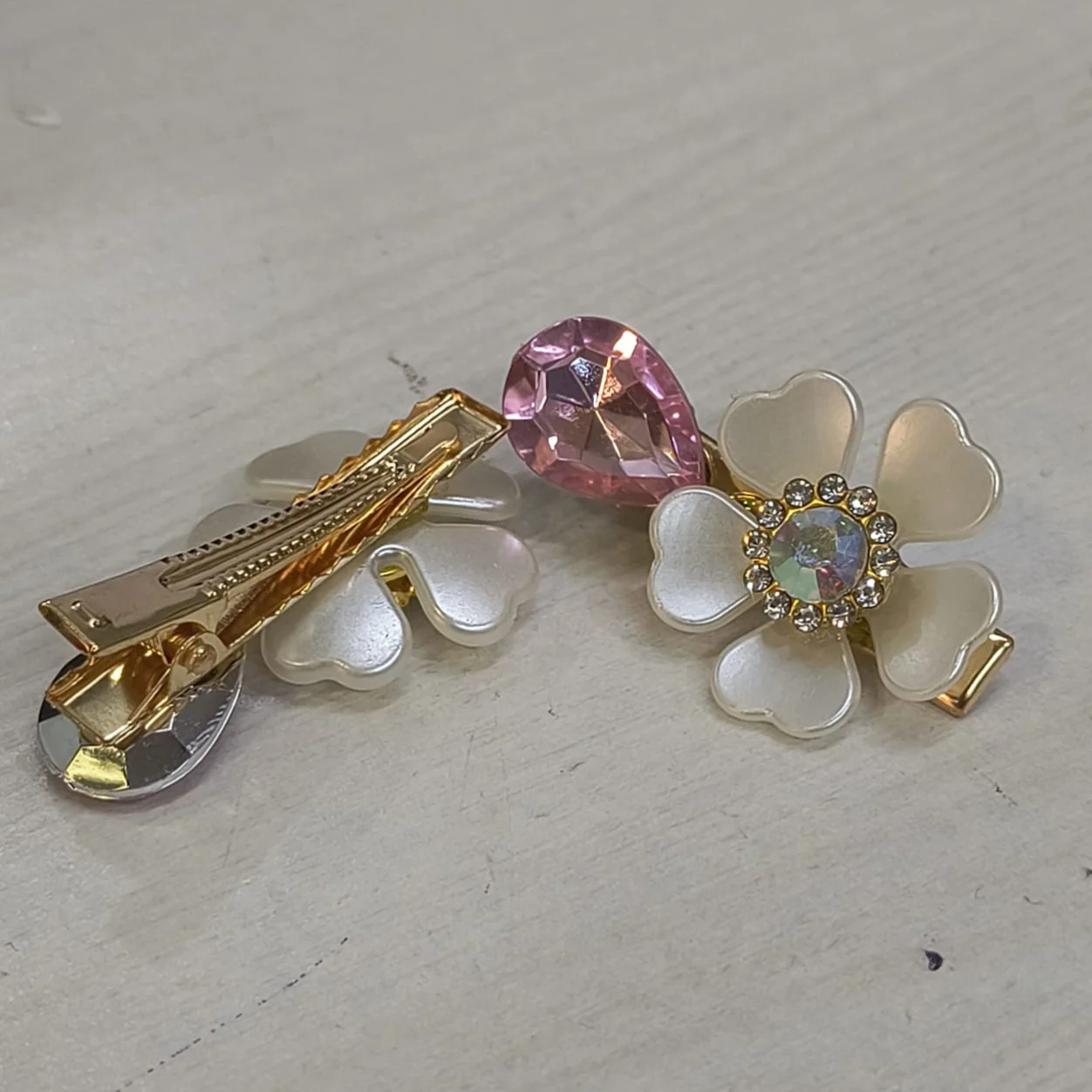 AM5427 Small Hair clips with Flower and Dimond Design (Pack of 1 Pair) - Image 7