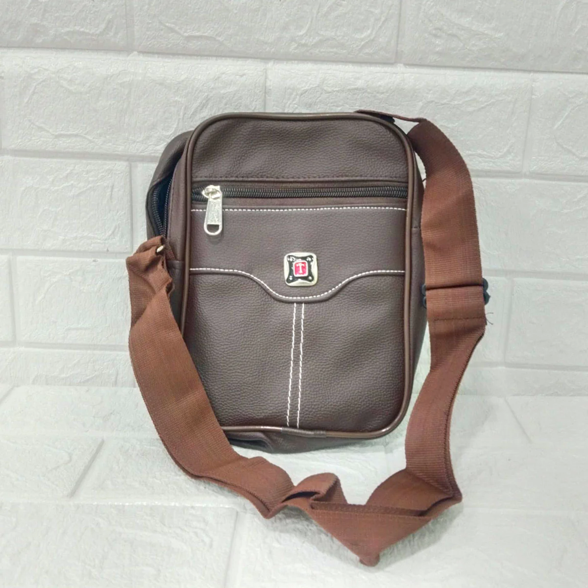 AM6151 Classic Brown Shoulder Bag – Compact & Stylish Everyday Carry - Image 2