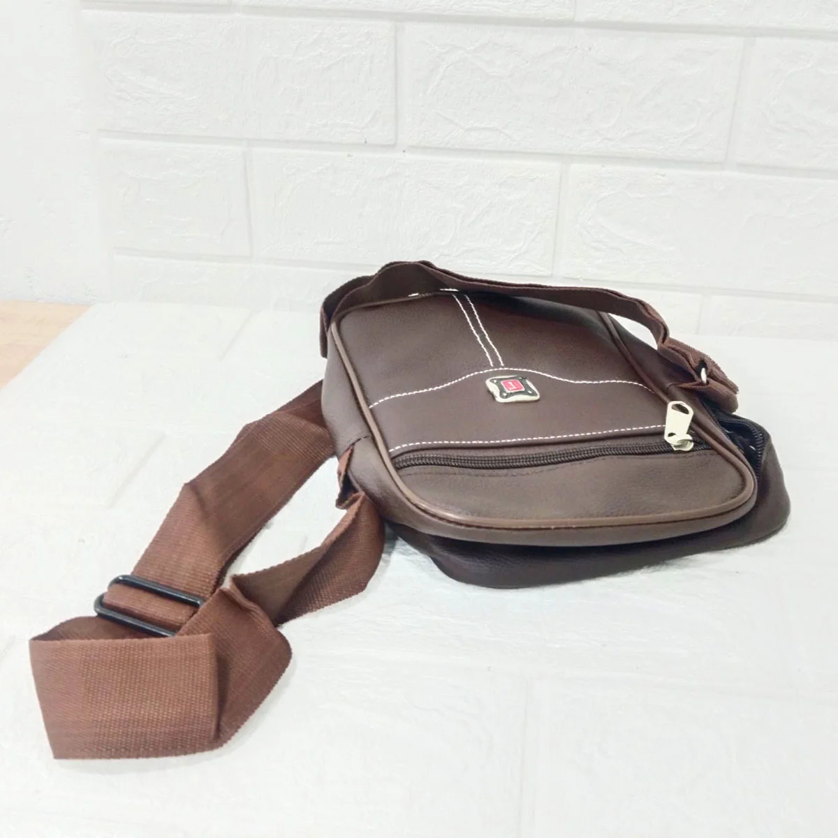 AM6151 Classic Brown Shoulder Bag – Compact & Stylish Everyday Carry - Image 3
