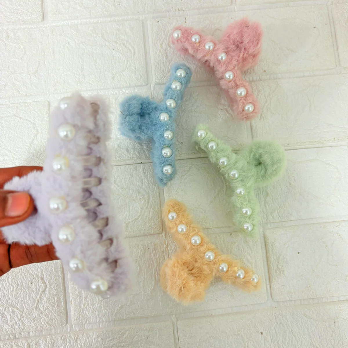 AM6377 Fuzzy Mix Colour hair claw clip with pearl accents - 1pc - Image 6