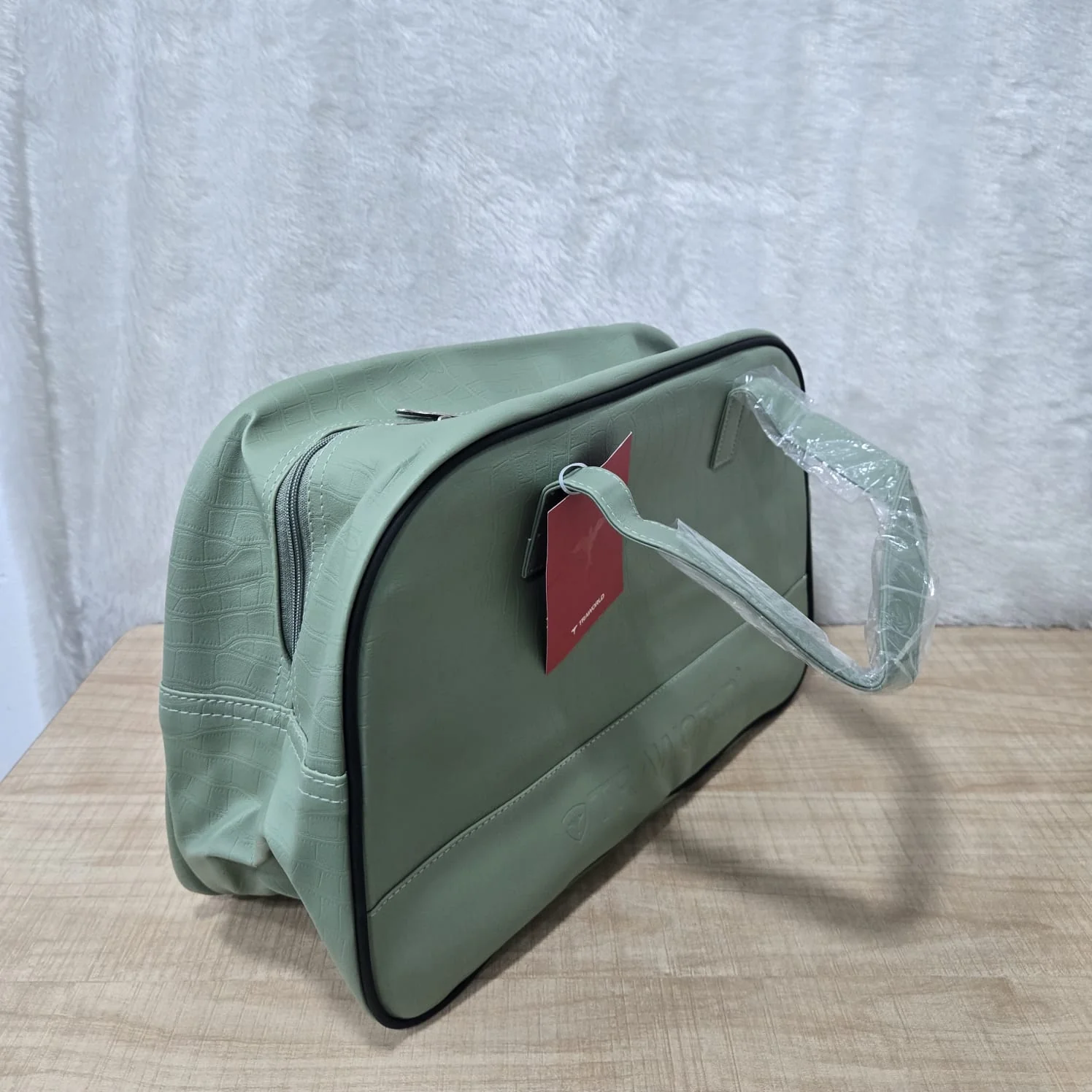 AM7153 Traworld Cult 001 Sage Green Croc-Textured Travel Bag - Image 3