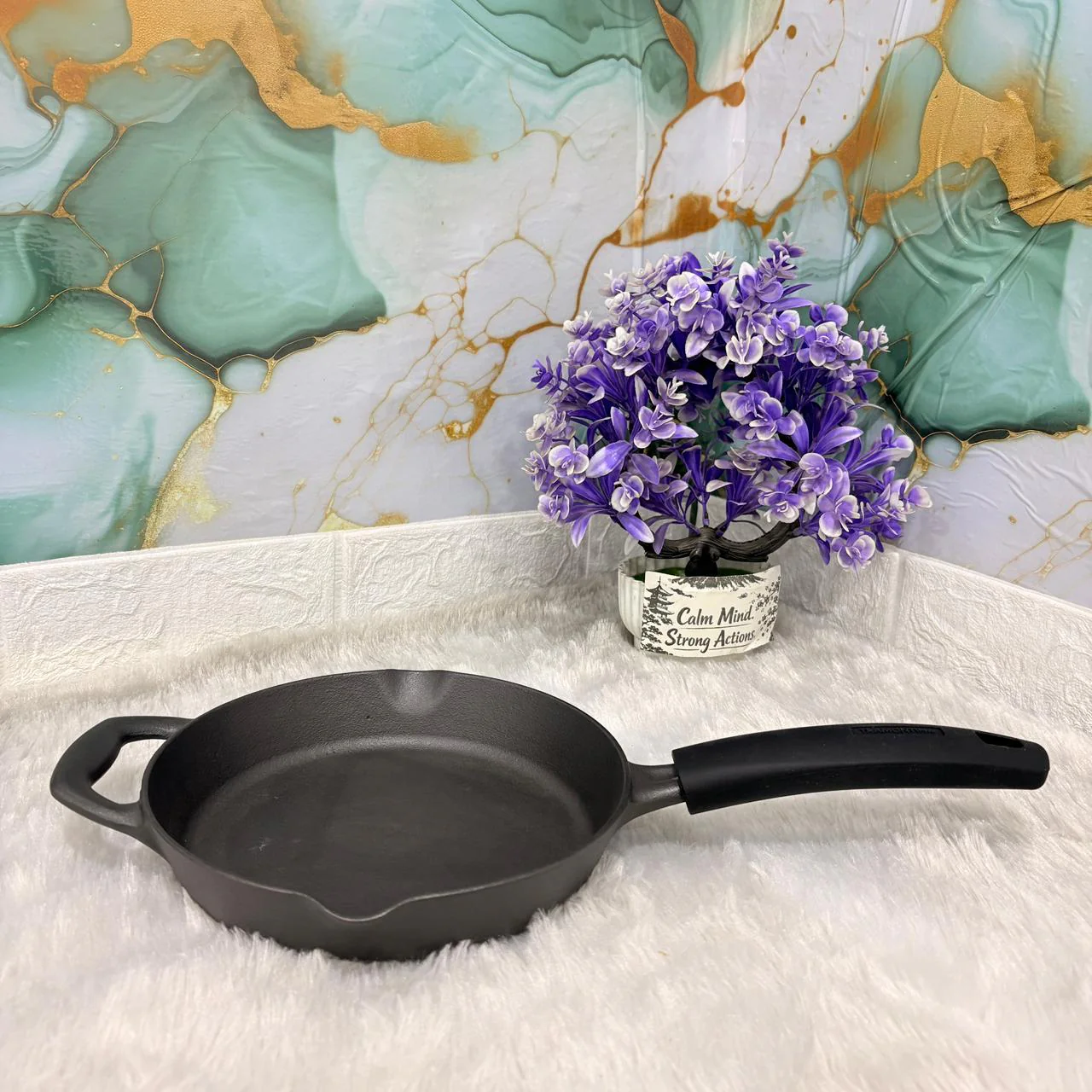AM7413 Tramontina Titanex 20cm Pre-Seasoned Cast Iron Frypan with Silicone Grip - Image 3