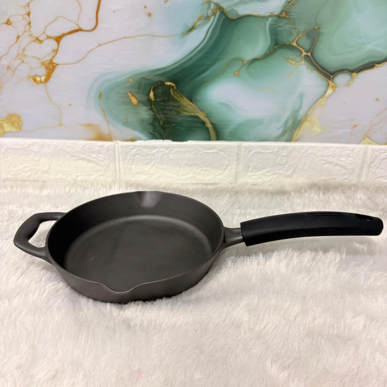 AM7413 Tramontina Titanex 20cm Pre-Seasoned Cast Iron Frypan with Silicone Grip - Image 4