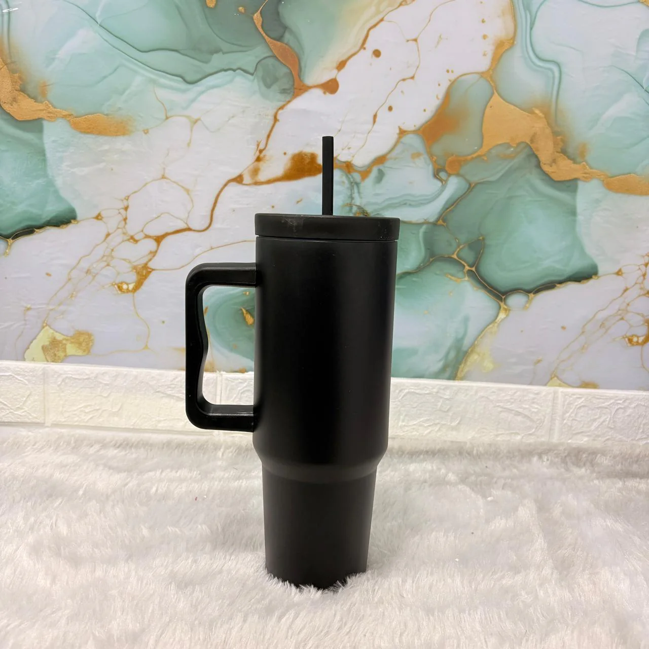 AM7458 Matte Black Insulated Travel Tumbler with Ergonomic Handle and Straw - Image 2