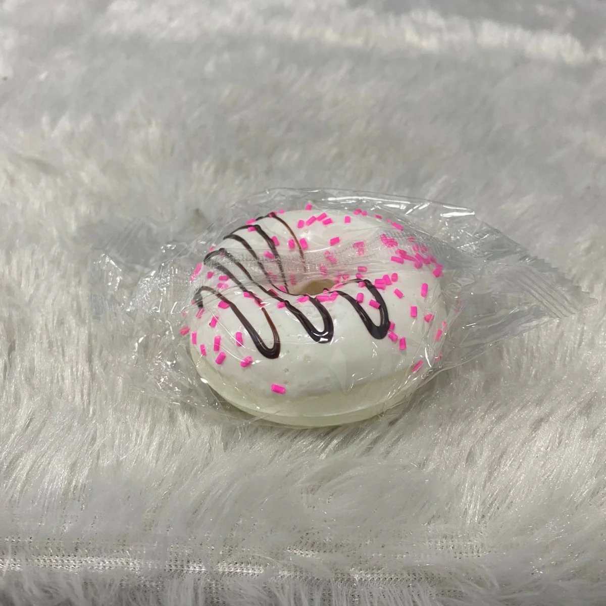 AM7512 Realistic 3D Donut Fridge Magnet - Decorative Dessert Figurine for Home & Kitchen (1-Pcs) - Image 4