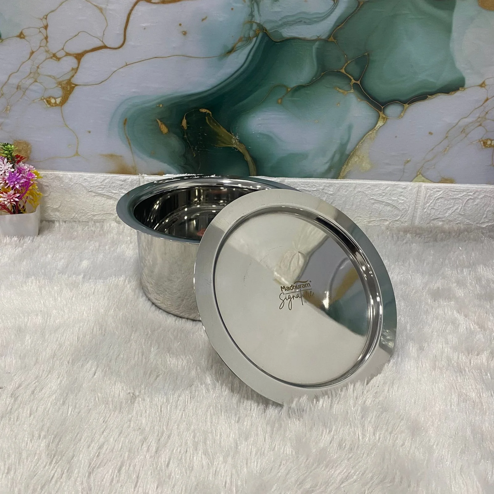 AM7598 Madhuram Signature 2540ml Stainless Steel Deep Tope with Lid (10x18x18 cm) - Image 4