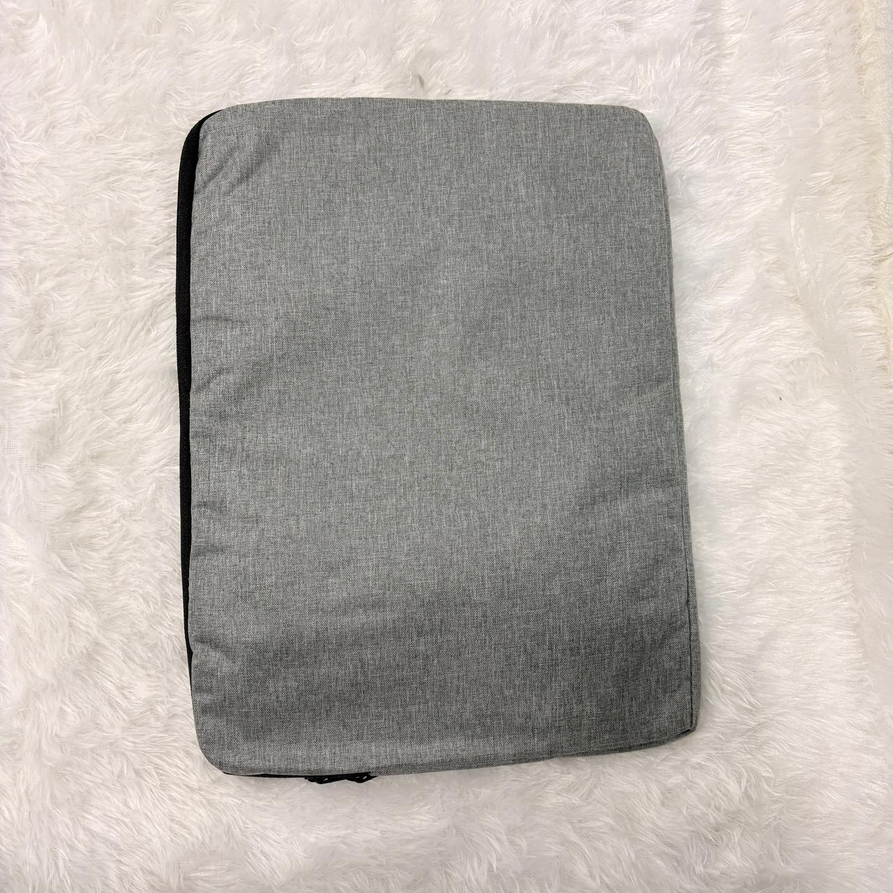 AM7716 PROTECTIVE WATER-RESISTANT LAPTOP SLEEVE CASE WITH EXTERNAL POCKET MEASURING 37 BY 28 CM - Image 4