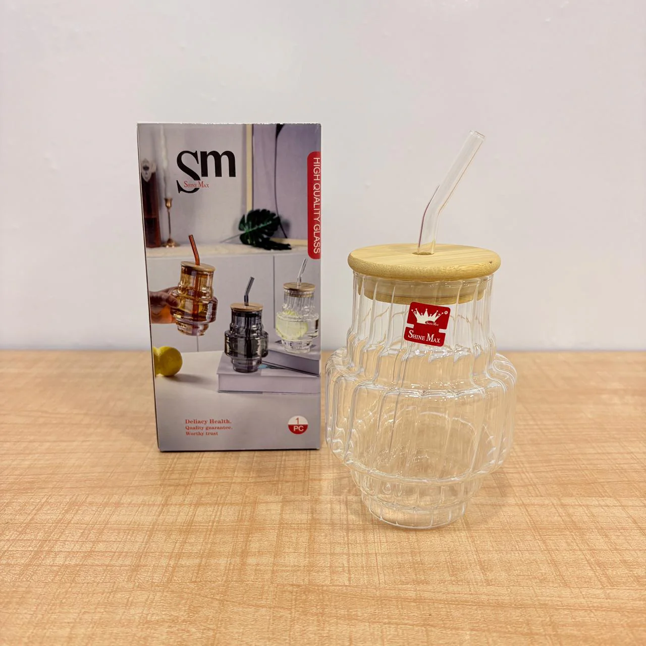 AM7780 RIDGED GLASS TUMBLER FEATURING A NATURAL BAMBOO LID AND REUSABLE MATCHING GLASS STRAW