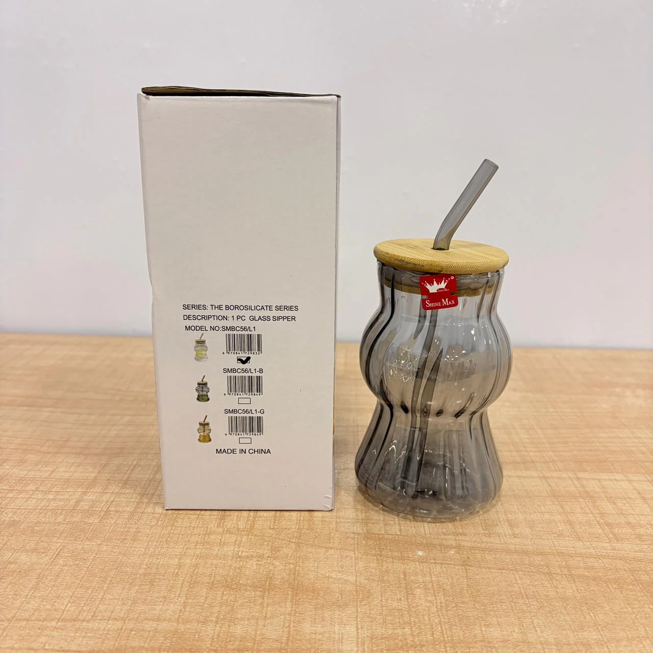 AM7782 GREY RIDGED BOROSILICATE GLASS TUMBLER WITH NATURAL BAMBOO LID AND MATCHING GLASS STRAW - Image 5