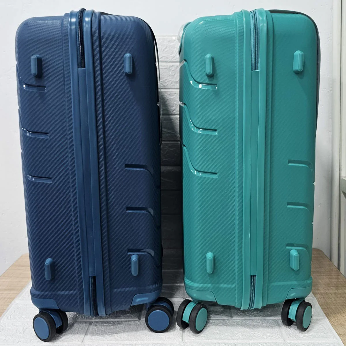 Di0032 Selecter Lightweight Hard-Shell Cabin Luggage Bag (Size-24 Inch) -with 360° Spinner Wheels (Copy) - Image 3
